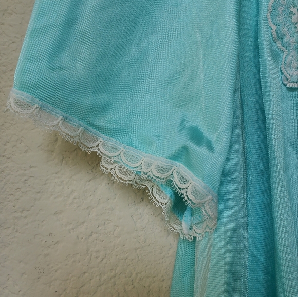 Vanity Fair Short Button Front Robe.  Size Medium - Picture 3 of 6